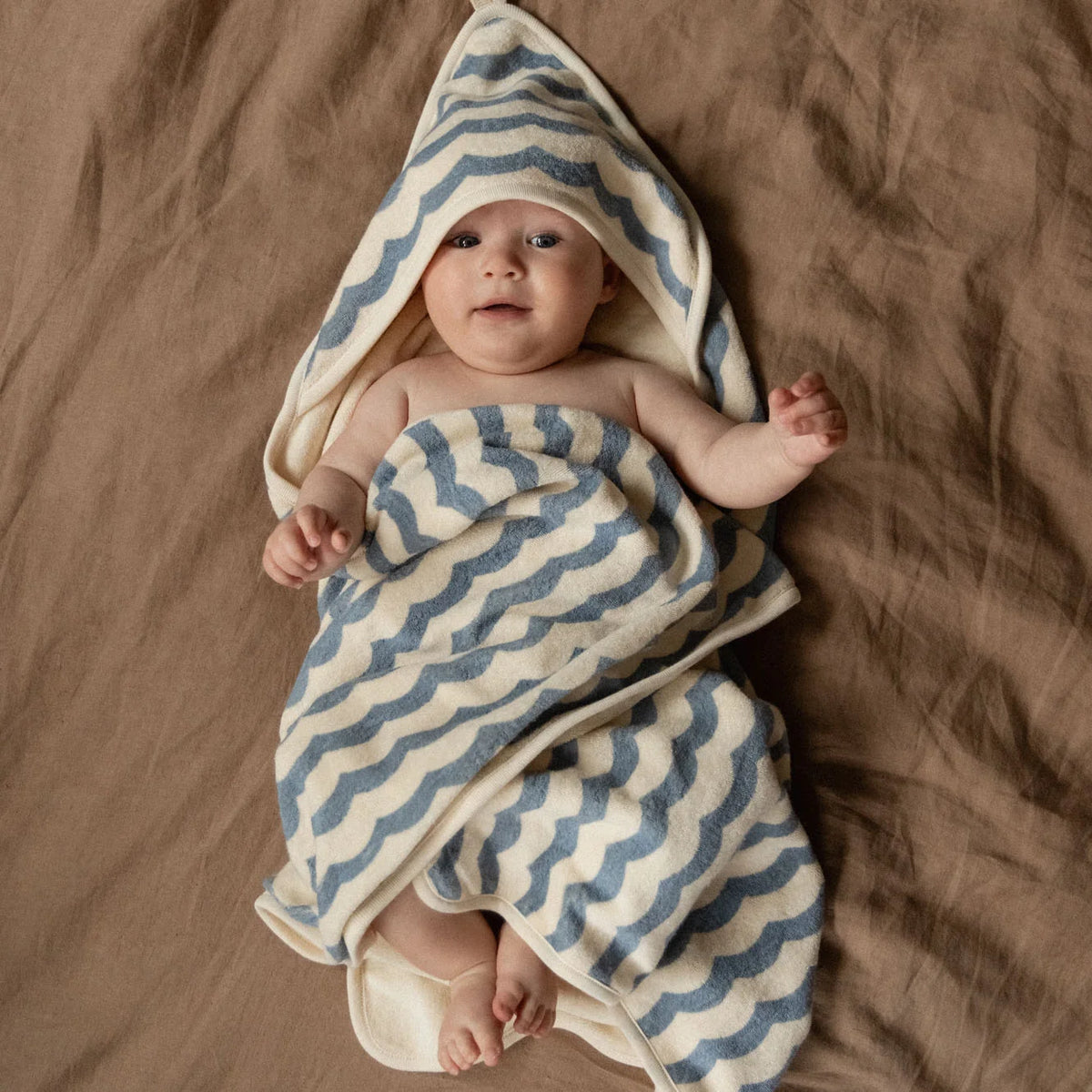 HOODED TOWEL - WAVES PRINT
