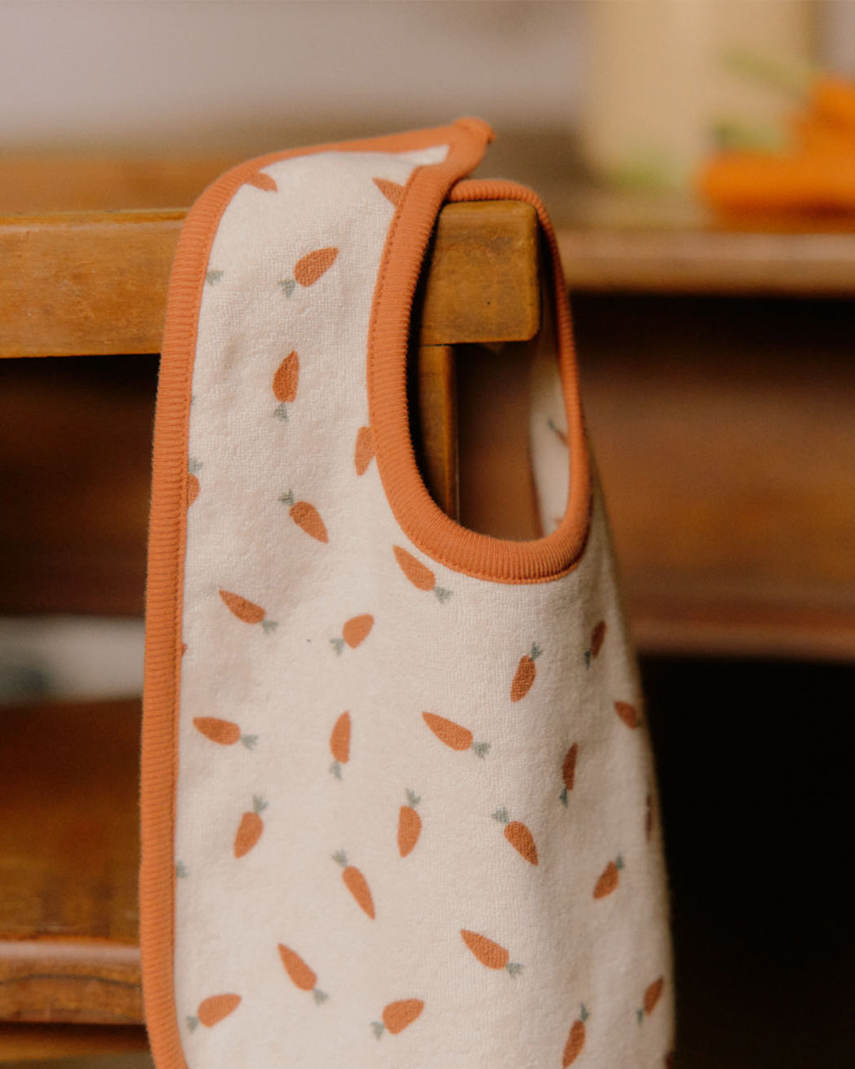 REVERSIBLE BIB - CARROT PRINT