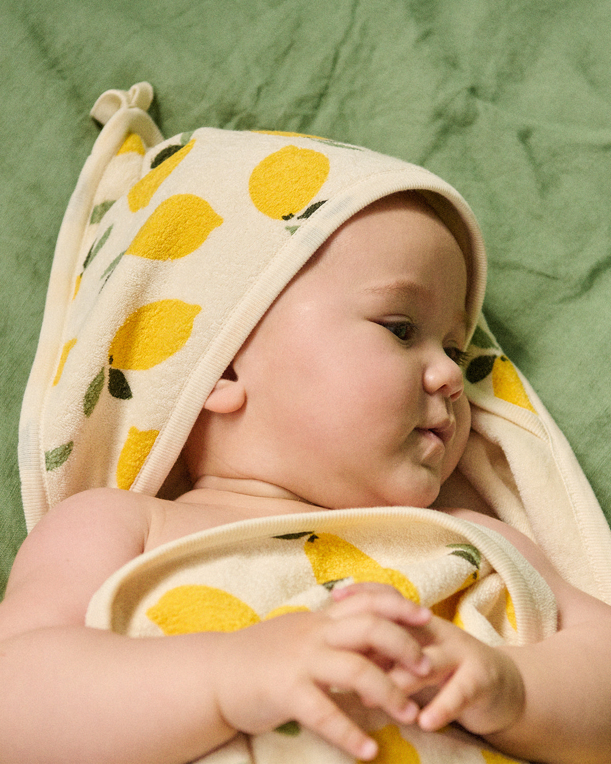 ORGANIC COTTON HOODED TOWEL - LEMON PRINT TERRY