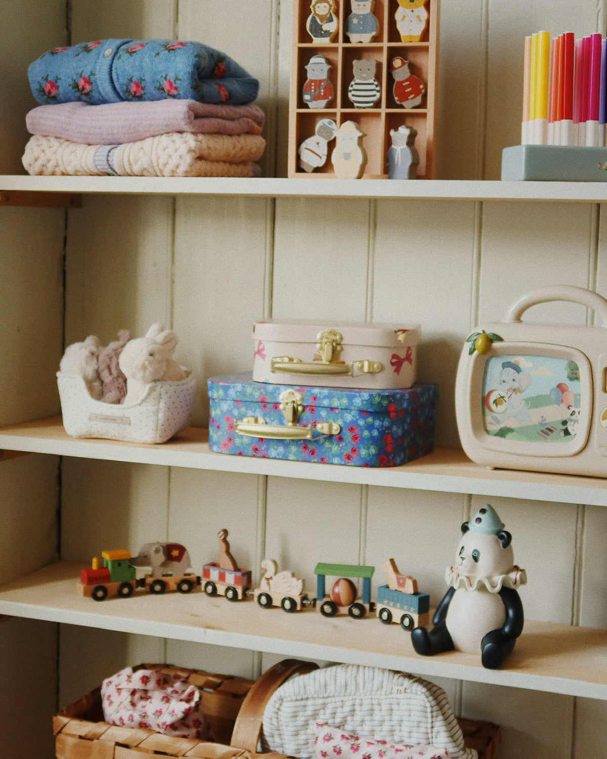 WOODEN ANIMAL TRAIN FSC - MULTI